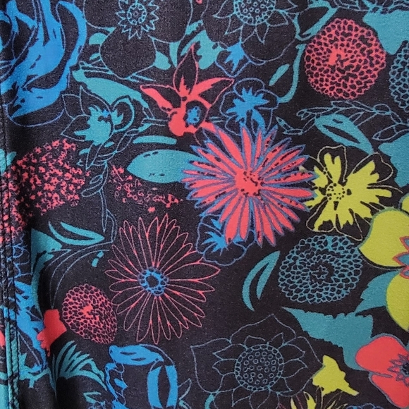 Women's Cropped Leggings - Picture 4 of 5